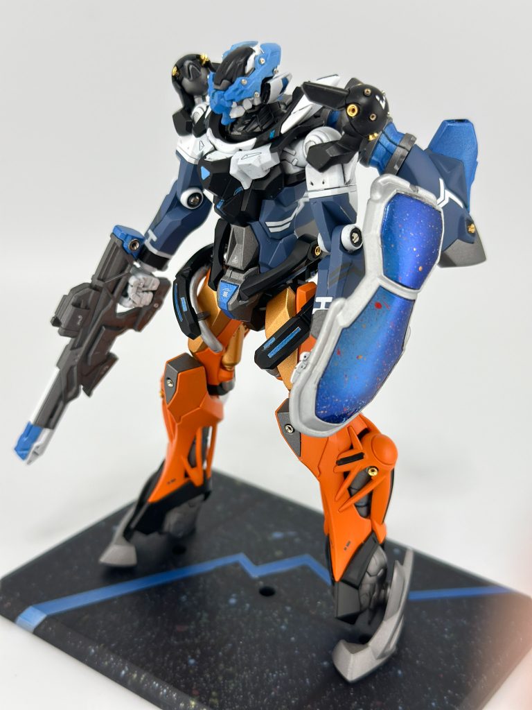 頭部非展開状態今回は塗り分けを楽にする&情報量増加のためにメタルパーツを大量に使用しました。HIQパーツのもの、Gパーツのもの、電子工作用部品など色々使っています。