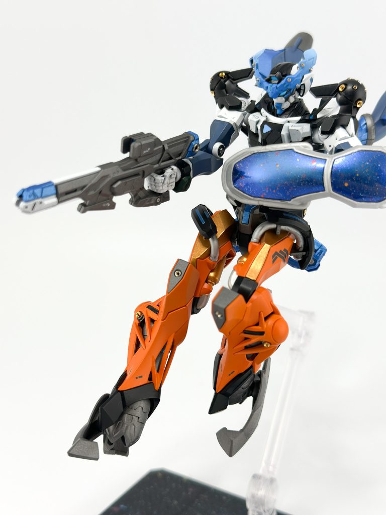 全体は半艶仕上げですがシールドだけ宇宙塗装で光沢仕上げにしました。思ったより反射が強くて分かりづらいのですが分割をまたいで大きな流星をあしらっています。