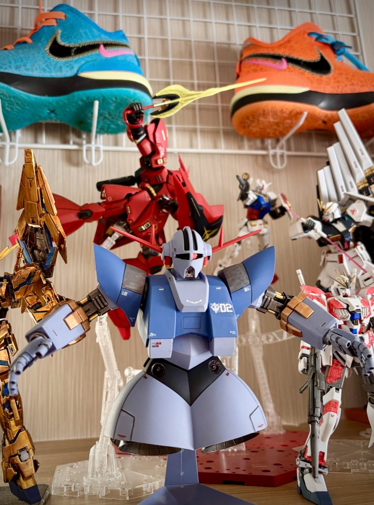 アタクシ。ガンプラ以外にも趣味が多数ございまして。嵩張るモノばかり。バッシュ、洋服そしてガンプラ←目下1番の悩みコイツらスペース取りすぎ❗️(泣)そしてジオングの違和感。ジ・オングさんは胴体の中身を撤去してBＪを仕込んで回転と前屈を可能に。モノアイも可動に。正直さ、ジオングなんて興味なかったのよ。脚無いし。口は開きっぱだし。でもさ、Amazonで定価以下だったから反社的に、いや反射で買ってしまった、、スタンドは3mmじゃないし微妙過ぎる、、でもサンボルジオングは好きなんだよなあ、、