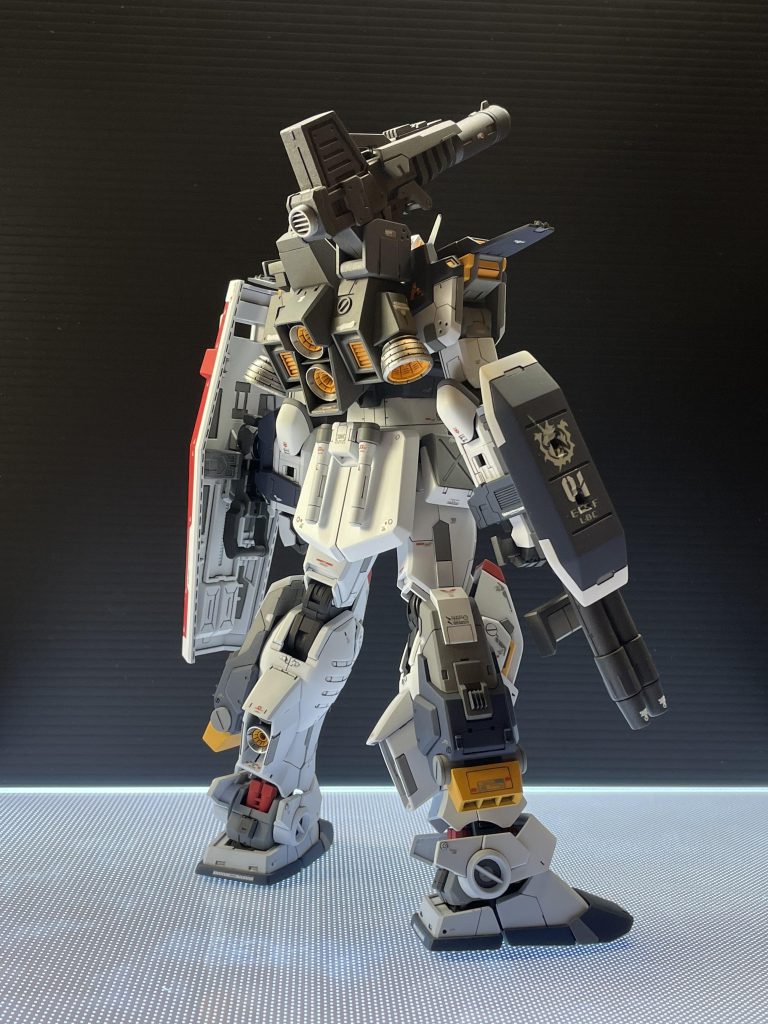 シールドはバージョンカトキのRX-78から拝借前腕にネオジム磁石で取り付けてますシールド裏を頑張って塗分ツインビームの上？に付く小さなシールド(笑)は、逆シャア用ガンダムデカールを使用。例の一角獣マークの水転写デカールを貼付しましたが、凸凹面に馴染ませるのに一苦労でした
