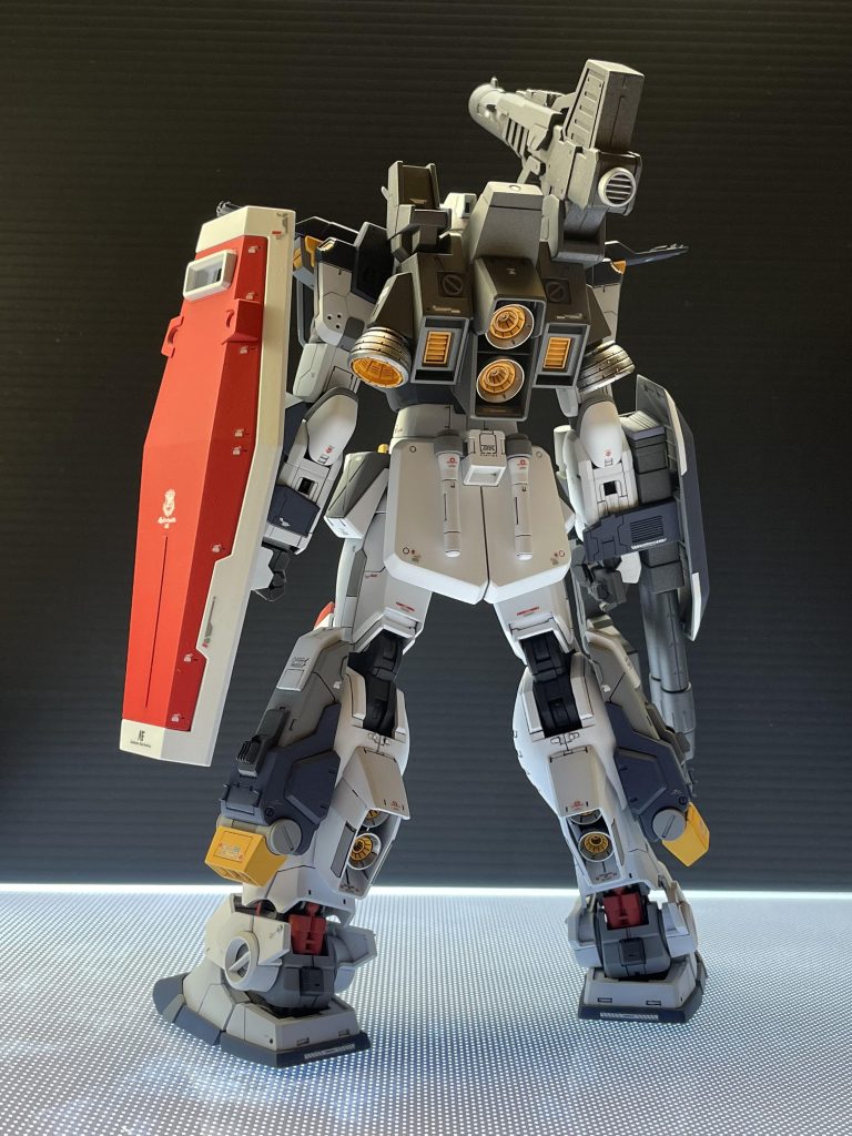 バックパックは、両側に付くプロペラントタンクを省略し、バーニアを追加腰部背面にビームサーベルを２本追加できるタイプに変更脚部にスジボリなどのディテール追加