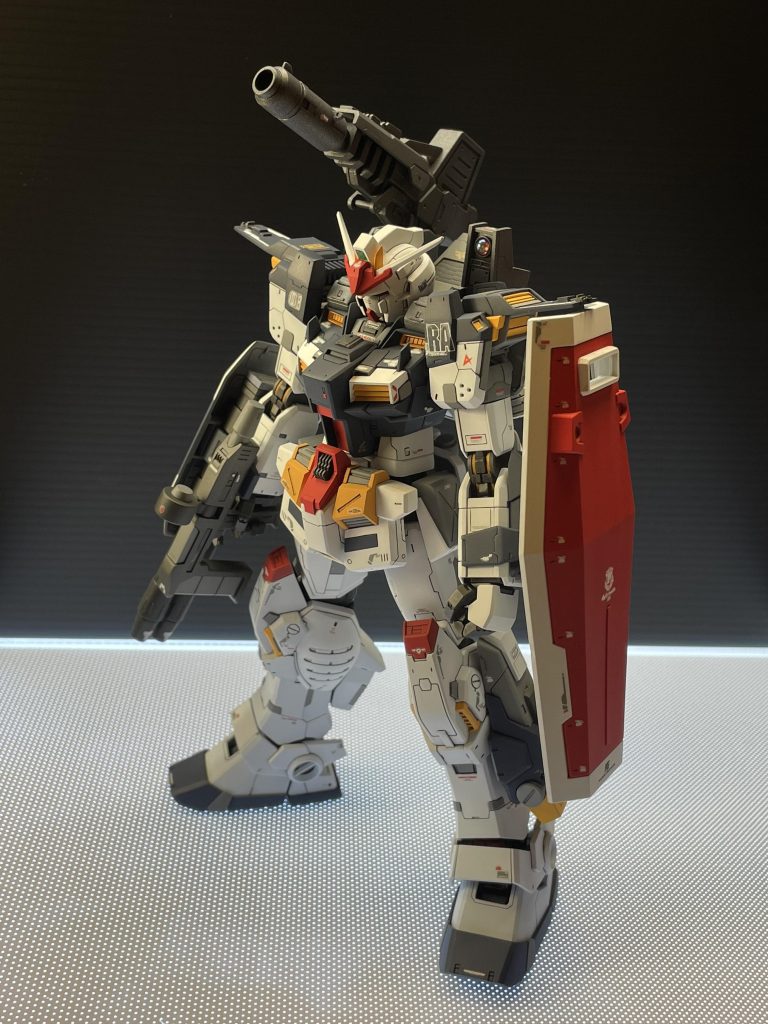 シールドを持たせたことで、全体のシルエットに安定感が与えられて、自分的に前例がないくらい高い完成度となったなと自画自賛👏カラーリングは、劇場版逆襲のシャアに出てくるνガンダムに寄せたつもりです。 