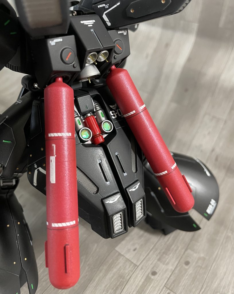 プロペラントタンクは延長工作しメタリックレッドで塗装。