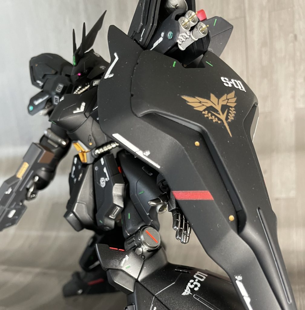 HGサザビーは合わせ目が武装以外無く、素組でも良キットでした。今回は改造パーツを使ってのディテールアップが多かったのでだいぶ完成まで時間がかかりました。でも手を掛けただけあって満足のいく仕上がりになったと思ってます。