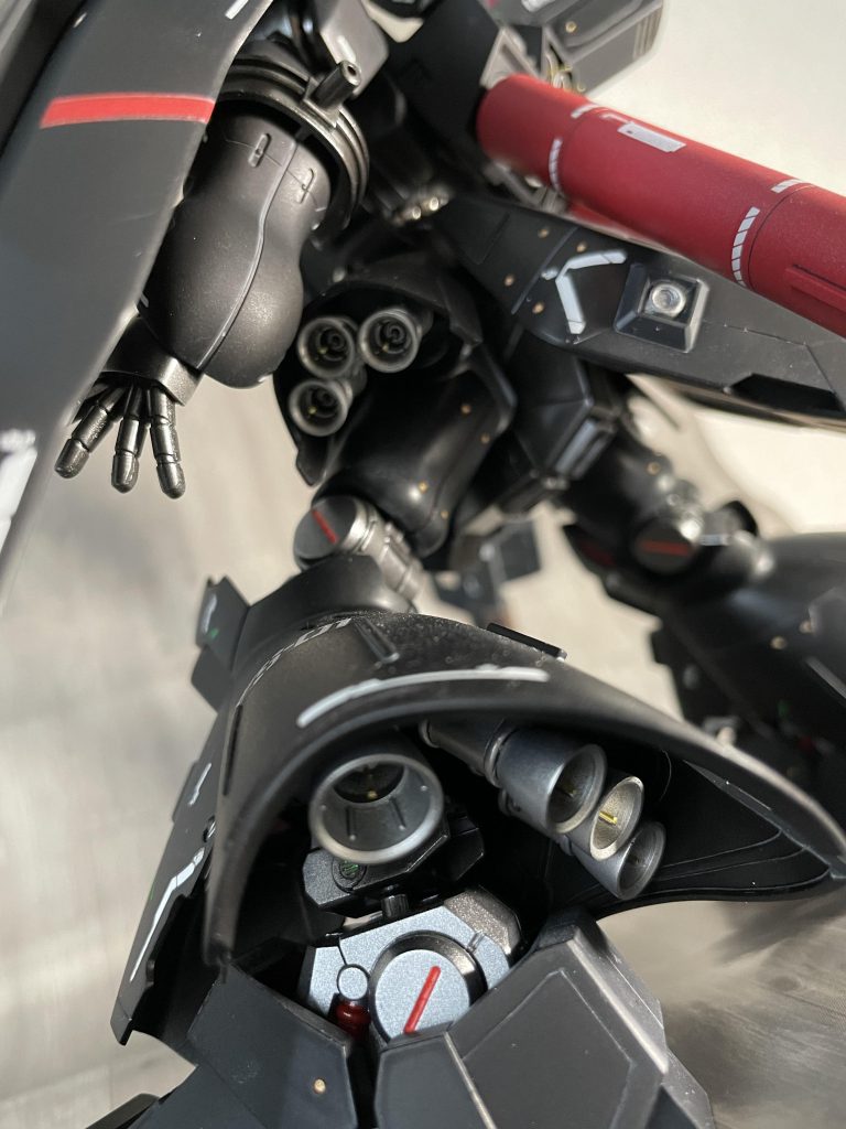 スカート裏のバーニアもセンターにピンみたいなものを取り付けしそれっぽく。