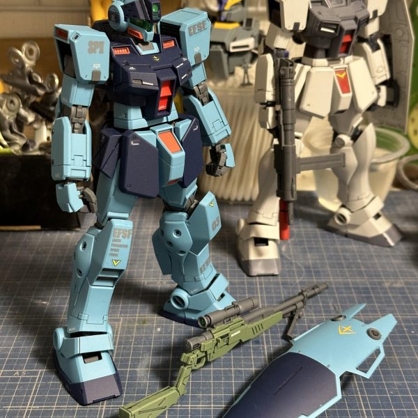 ＭＧ ＧＭスナイパーカスタム ＲＧＭ-７９ＳＣです。画像を全部アップしていないのですが、１００を越えるイイネ👍ありがとうございます。今朝、仕事から帰宅して、フランツＥＦ-ＫＡＲ９８Ｋ７５mmスナイパーライフルにジオン章とジオニックエンブレムのマーキング(水転写ガンダムデカール1/144ジオンＭＳジオニック製ＭＳ用から)をしました。ジオン章とジオニックエンブレムはＨＧＵＣジムスナイパーⅡから意匠をいただきました(組んでないけどＨＧＵＣジムスナイパーⅡのキットもある)。仕事明けでヘロヘロなので、睡眠をとったら、画像の準備をいたしますので、よろしくお願いします。（3枚目）