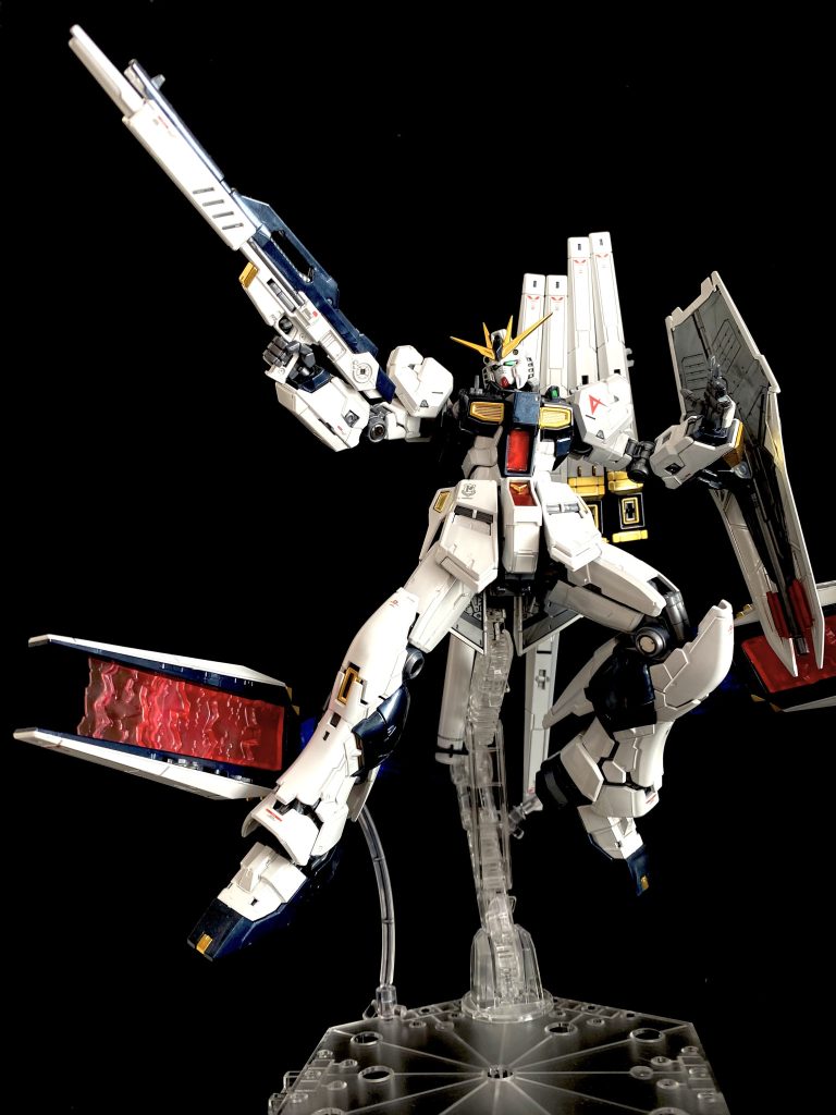 ずっと積んでいたRGνガンダムチタニウムフィニッシュを制作しました。ファンネルエフェクトは、Hiνガンダムのものを借りています。