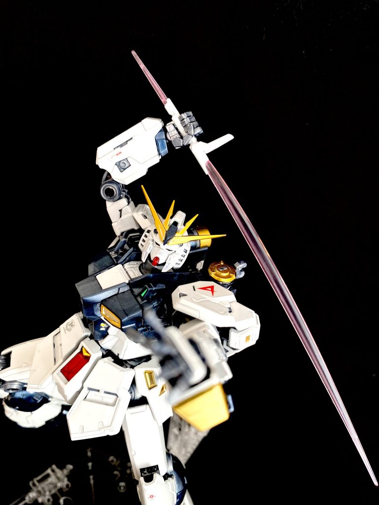 デカールは、なるべく映像内のνガンダムに近づけたかったので控えめにしました。