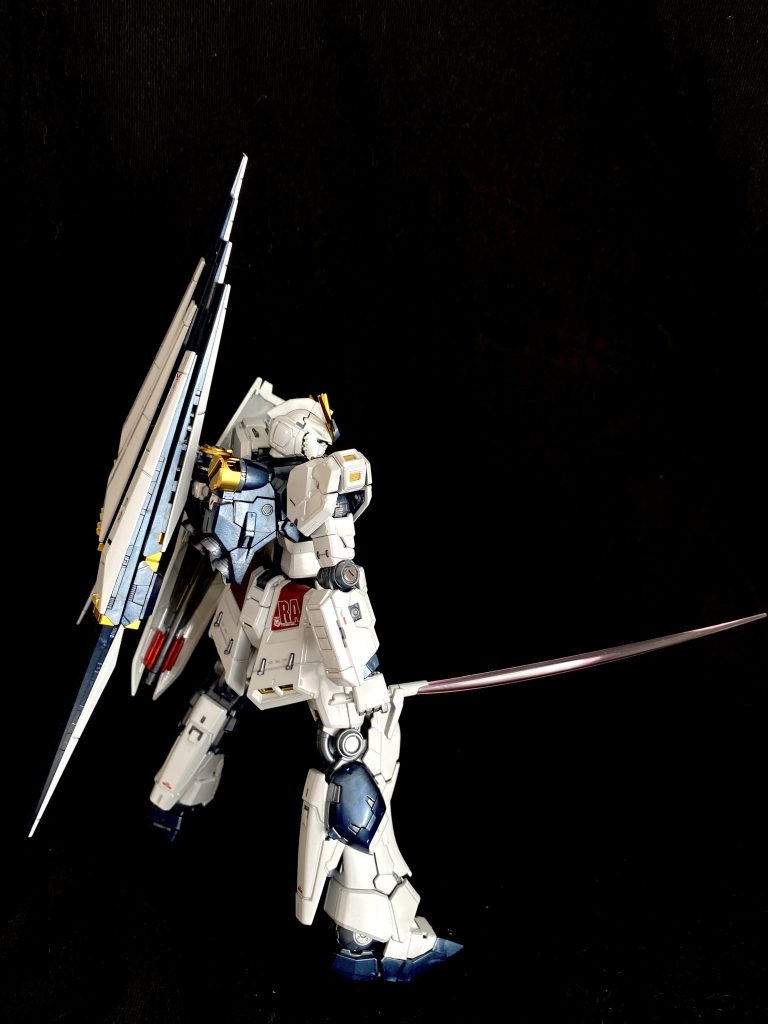 斜め後ろから。背部もデカールは控えめ。