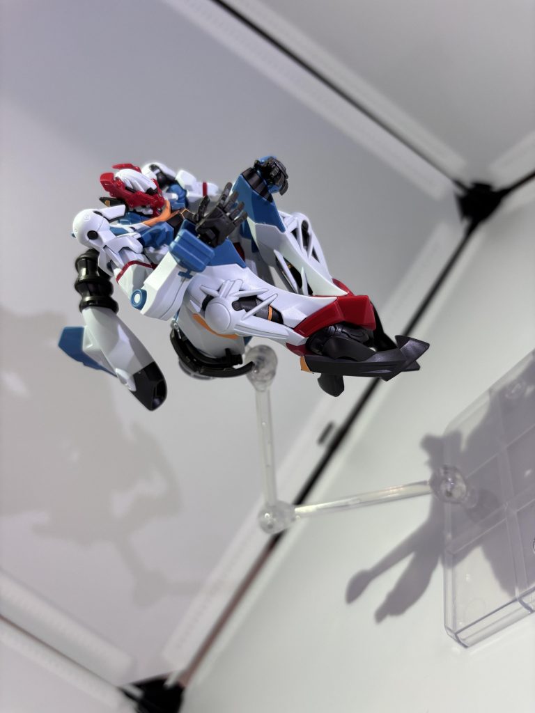 公式のXで見た丸まってる体勢かなり久しぶりのガンプラ制作で大変だったけどすごい楽しかったです。今後も色んなガンプラ作っていけたらなと思います。塗装とかミキシングでオリジナルのガンプラを作るのがとりあえずの目標