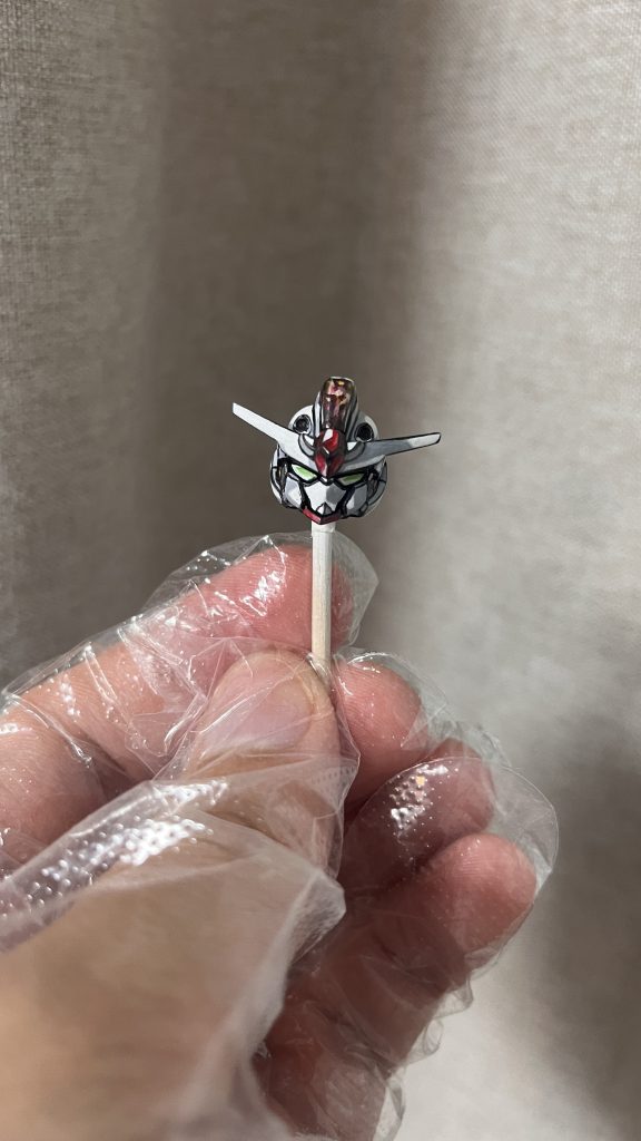 以前にアニメ塗り(あるいは2D塗り?)に惨めに失敗を味わって、もう一度様々な作例を参考に再挑戦してみました。(gundam-kao10)