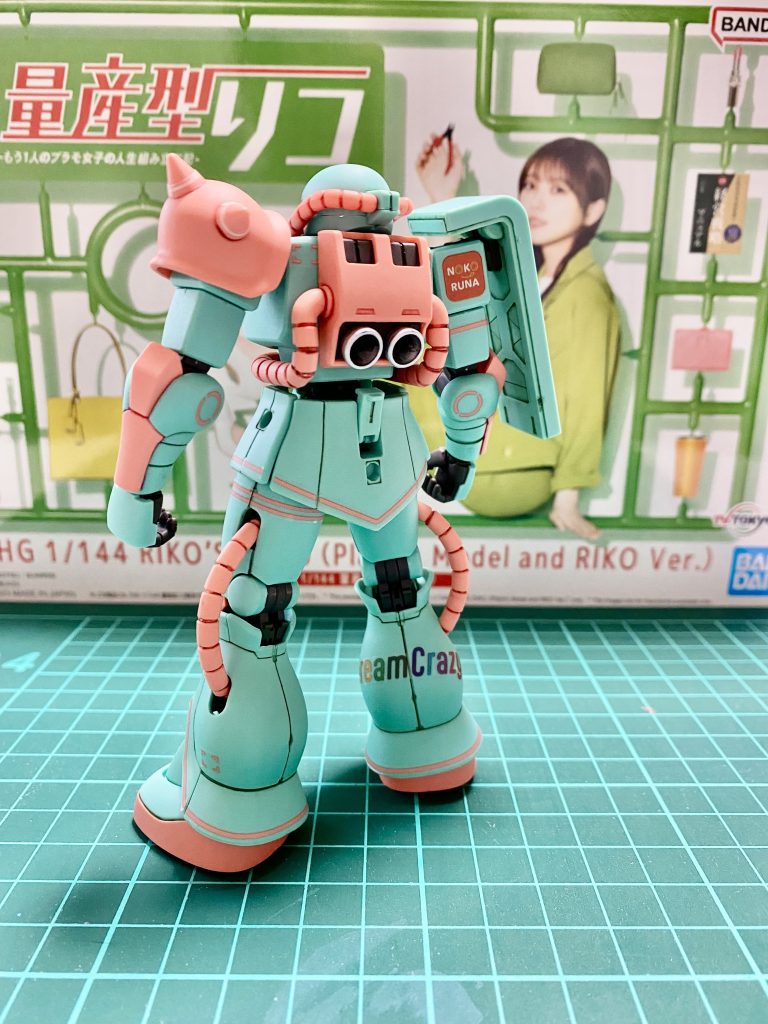 水転写デカールではないので、厚みと余白の浮きがちょっと気になりますが、つや消しトップコートのおかげで少しは目立たなくなっています。