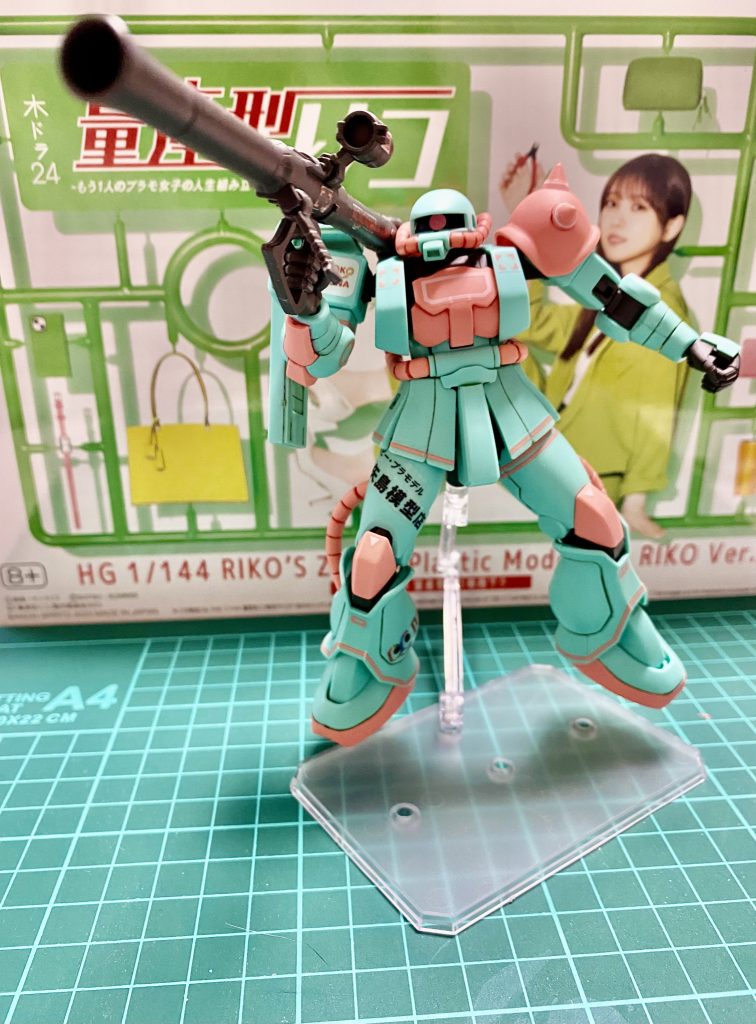 余ったシールはバズーカにも貼っています。