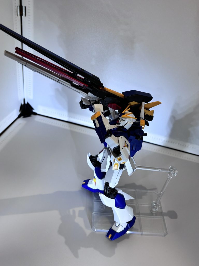 腕に装備なんかフィンファンネル接続する所が緩くて下向きだとポロりしまくったので上向きに装備させました。スミ入れしてる時どこに入れればいいのか分からずとりあえず入れてみよ！って感じでやってみたんですけど入れる前と比べたら全然違うガンプラみたいでこんな違うのかと驚きです。ところどころ失敗してるので次はもっと上手にスミ入れ出来たらなと思います。