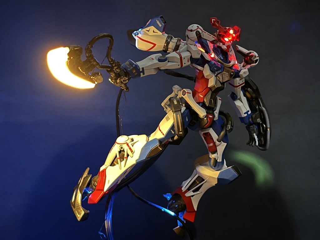 頭部センサーが黄色のパターンもあります。ヒートホークは別電源でフィラメントLEDを使って点灯してます。