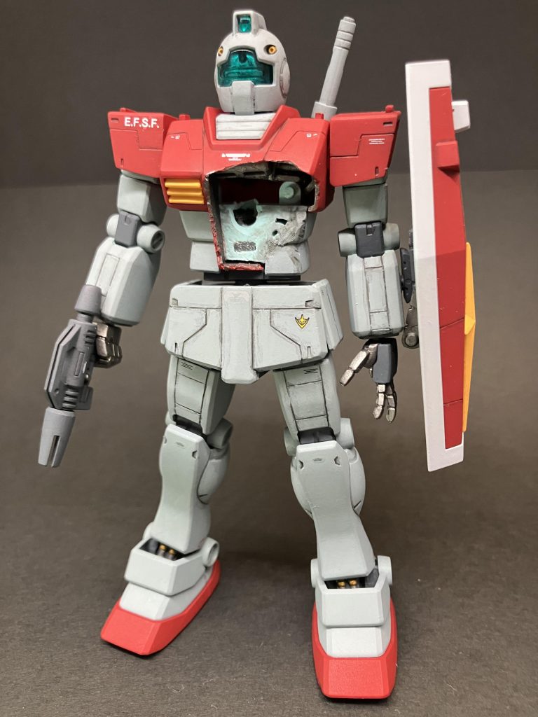 ズゴックの手がスポッと収まるように穴を開けたんですが…まぁでっかい穴になってしまいました。貫通させようと思っていたのですが、何にも無くなってしまいそうだったので予定変更して前面だけにしました。隙間から中が見えると嫌なので少しだけジャンクパーツ貼り付けてあります