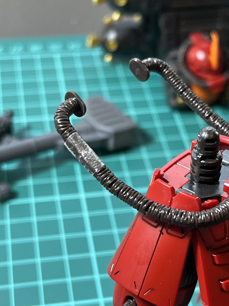 曲げたら折れた。どうゆうこと?落ち着くんだオレ。心臓を動かせ!息をしろ。DAISOの両面テープで修正。