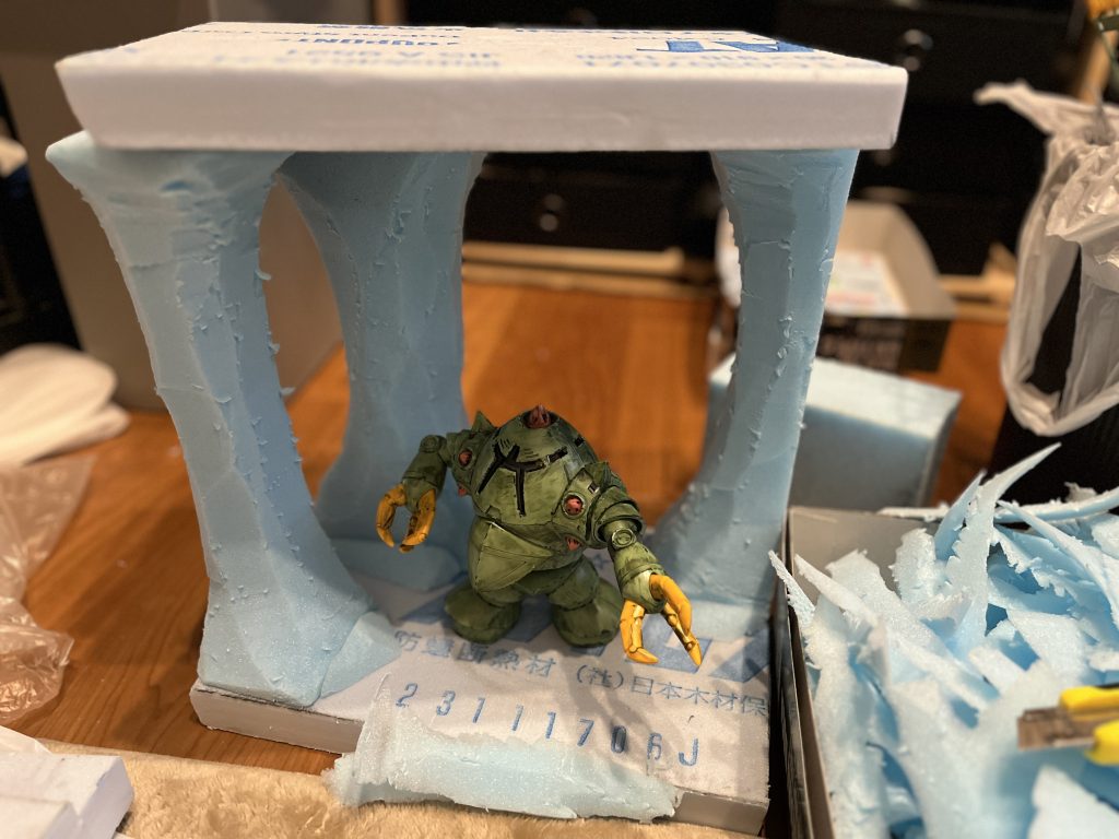 ジオラマはジャブローをイメージスタイロフォームをカッターナイフで削りました。両面テープと竹串、ボンドで固定