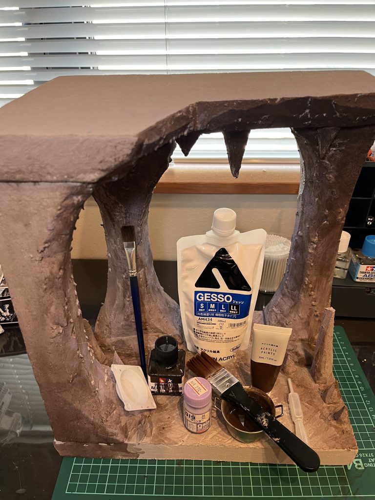 塗装の材料はこんな感じです。白いジェッソにアクリル絵の具の焦茶を薄めに混ぜて濃さを変えて3回塗った後、薄めに焦茶を塗りました。ラベンダーで背景色と調整したつもりです。