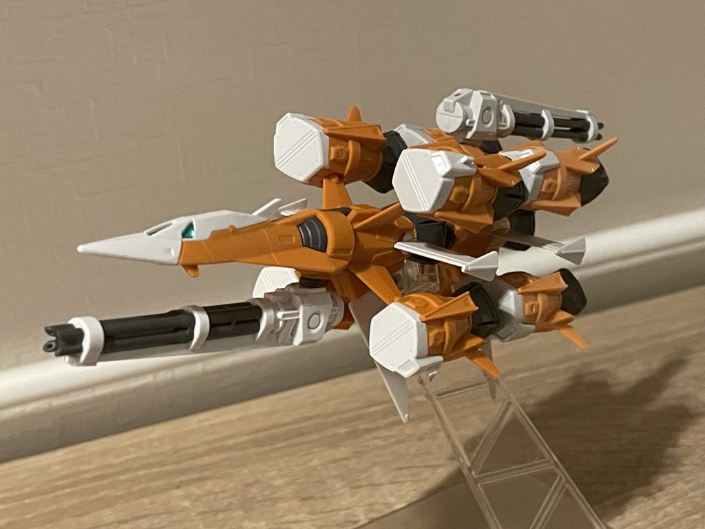 オプションパーツセットの方はスラストノズルが3ミリ穴なので後ろにそのままドッキング…ですが個体差なのかオプションパーツセットの方の穴がどこも全体的にちょっと緩めなので瞬着で補強しました