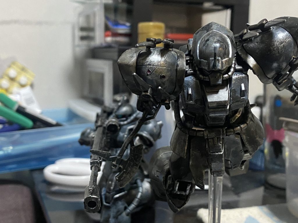 前回作成のザクと並べるとかっけぇー!!!となります。