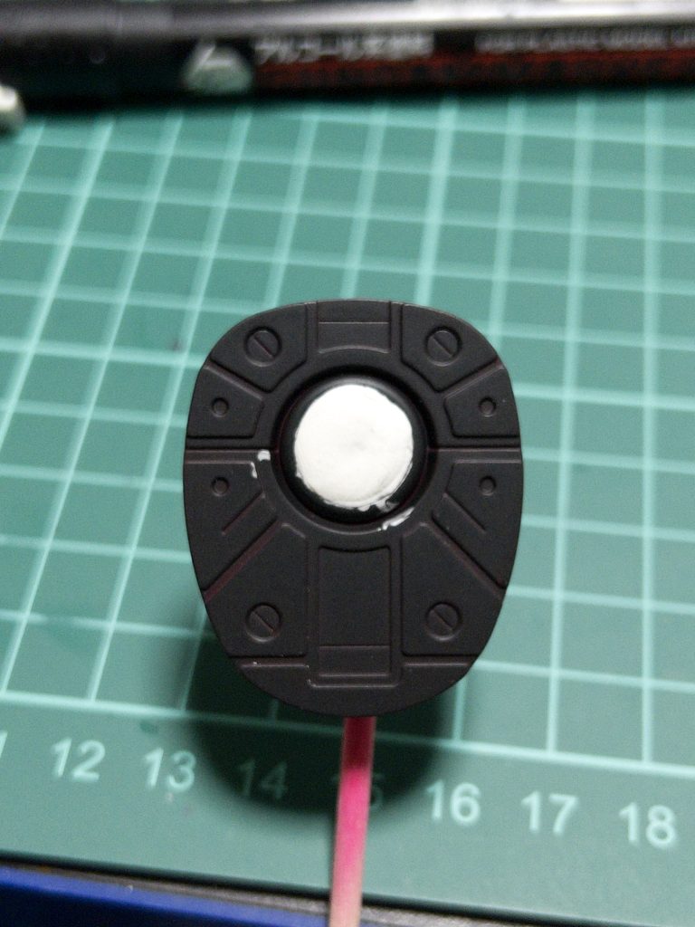 足の裏には練り消しでマスキング