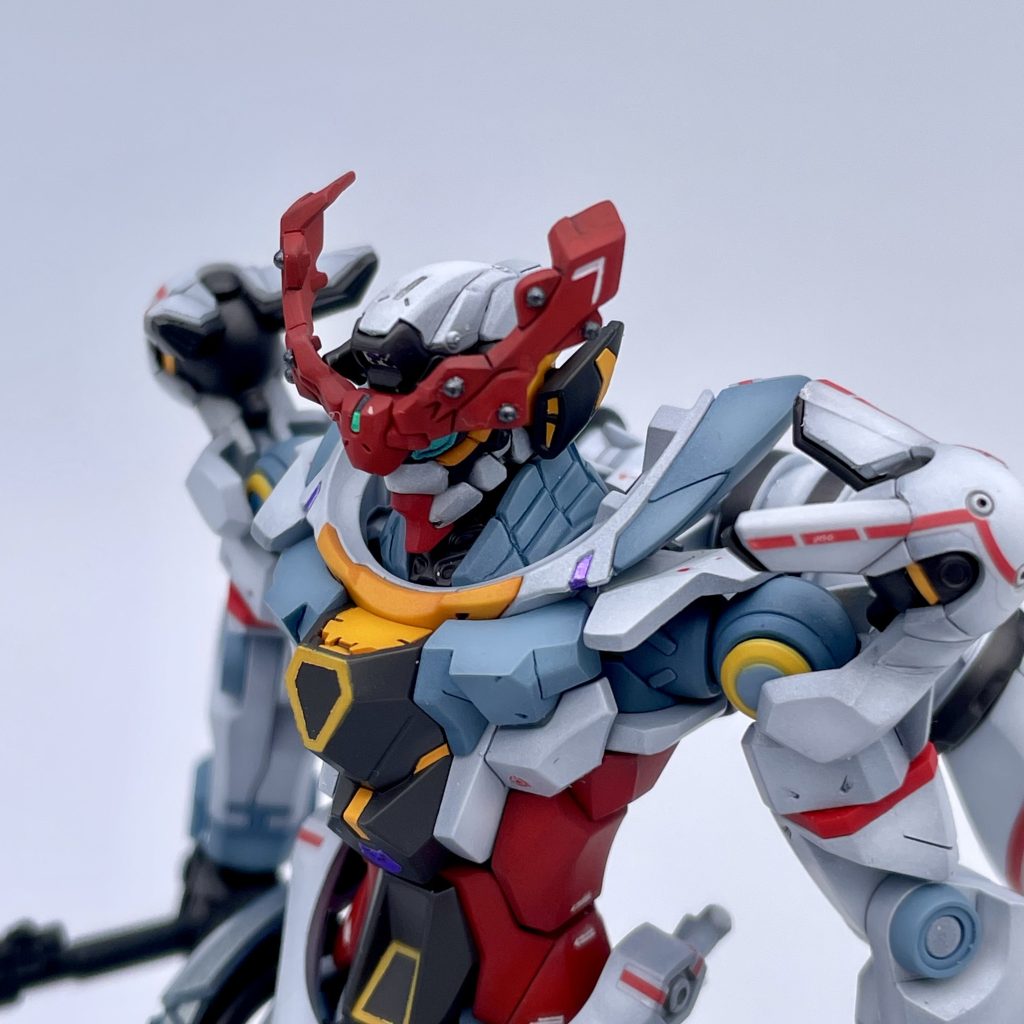  ↓カラーレシピです↓白：メカサフヘビー(ガ)+メカサフライト(ガ)→スチールホワイト(ガ)→GXクールホワイト(ク) →EXクリアー(ガ)+パールシルバー(ガ) 少量+EXディープクリアブルー(ク) 極少量→セミグロスクリアープレミアム(ガ)青：ミディアムブルー(ガ)+フタロシアニンブルー(ク) →エアスペリオリティーブルー(ク) +GXクールホワイト(ク) +色ノ源ブルー(ク) 極少量+フタロシアニンブルー(ク) 極少量+クリアーオレンジ(ク) 極少量+クリアーレッド(ク)極少量→GXつや消しスーパースムースクリアー(ク)赤：赤褐色(ク)→エヴァレッド(ガ)+GXクールホワイト(ク)→エヴァレッド(ガ)→GXつや消しスーパースムースクリアー(ク)黄：ブラウン(ク)→キャラクターイエロー(ク)+GXクールホワイト(ク)→キャラクターイエロー(ク)→GXつや消しスーパースムースクリアー(ク)フレーム：GGXブラック(ク)→グラファイトブラック (ガ)→セミグロスクリアープレミアム(ガ)腰/スラスター下部：GGXブラック(ク)→フレームメタリック[2](ガ)→クリアーホワイト(ガ)+パールシルバー(ガ)少量+EXディープクリアブルー(ク)極少量+純色グリーン(ガ)極少量→セミグロスクリアープレミアム(ガ)武器黒部：GGXブラック(ク)→タイヤブラック (ガ)→セミグロスクリアープレミアム(ガ)カメラアイ：プリズムパステルミントグリーンブルー(ガ)→蛍光グリーン(ガ)※(ガ)=ガイア　(ク)=クレオスシリーズ一発目だからなのか、パーツ分割のクセ強めでした。最近のRGの方が塗装は楽です。 