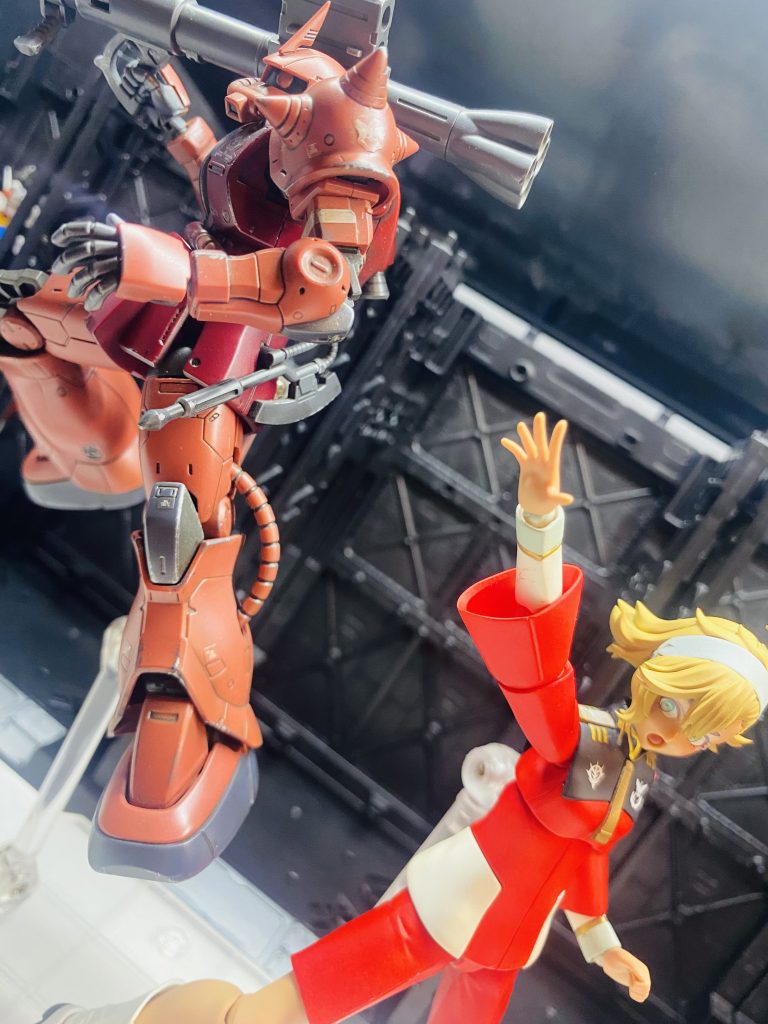 リアルタッチマーカーで汚したオリジンのシャアザクを添えて