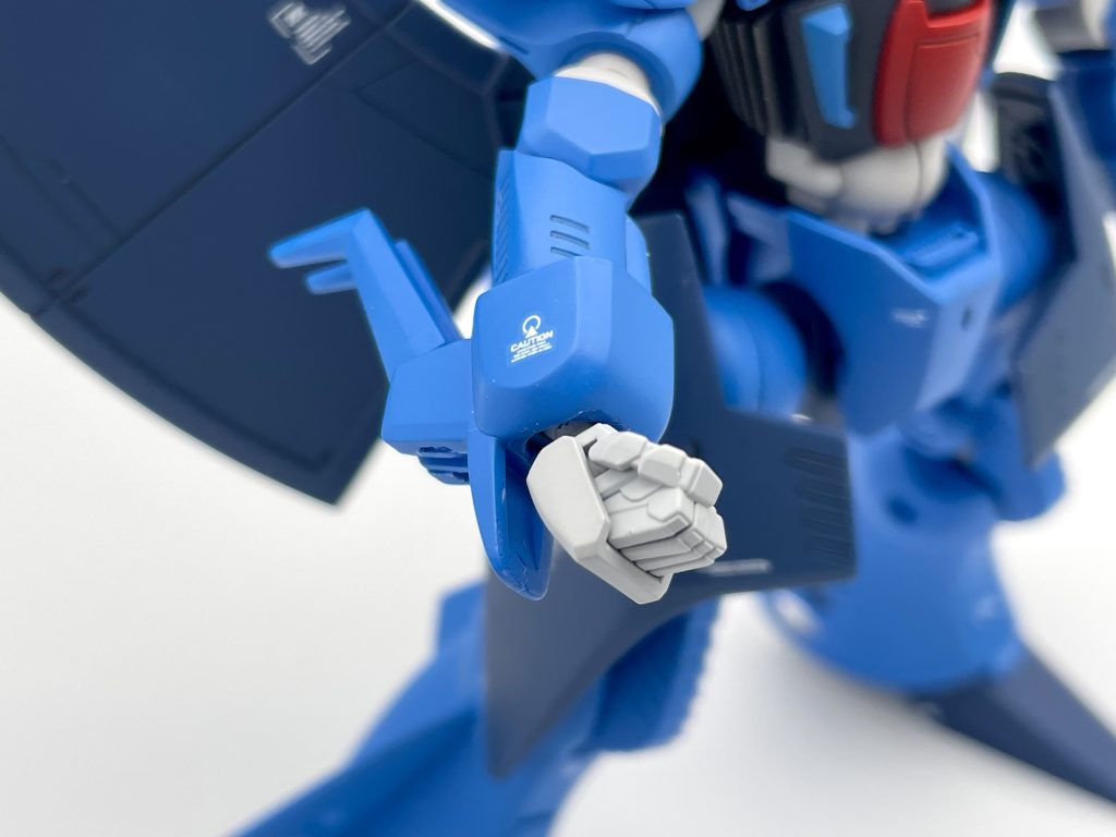 腕は手首あたりで一度切断しネオジムを仕込みました。グリングリン回せますし武器の取り外しも楽なのでおすすめです。