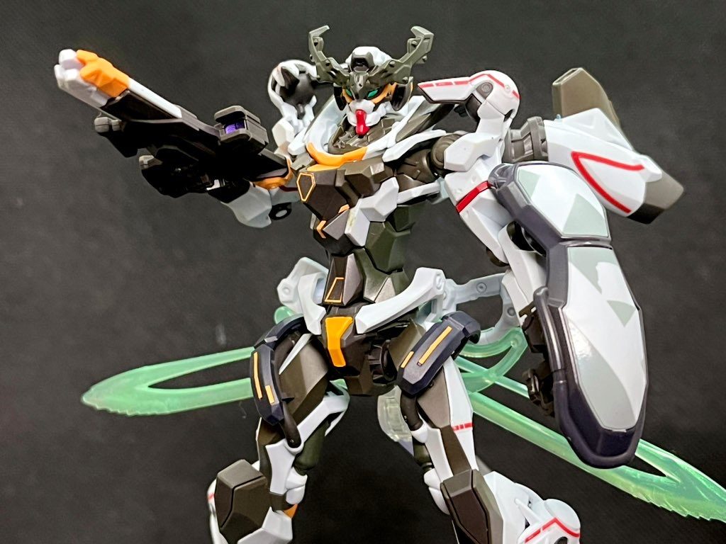 成型色の水色と赤の部分をそれぞれOD色と濃緑色で塗装しました。配分はリアルタイプカラーのRX78-2ガンダムを参考にしてます。