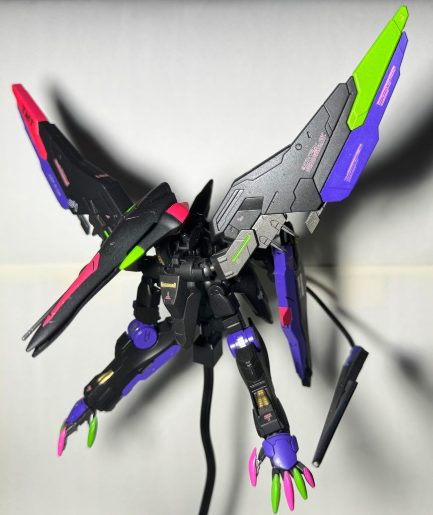 『トワイライトブースター-ANEMONE-』『トワイライトブースター-ライメイ-』と『トワイライトブースター-Antares-』のデータを基に作り上げた新たな支援機。通称『ビビ』従来のトワイライトブースターと違い単調的にプログラムされた行動しか出来ないのと違い機体自体が意思を持って行動し、トワが呼ぶと必ず現れる。(バルバトスが無い場合でも出現する。)ハシュマル同等の大型のエイハブ・リアクターを搭載しており発揮できる出力はこのサイズで前期2つのトワイライトブースターを凌駕している単体での使用可能武装は頭部ビーム砲、テールブレード、羽部に搭載された補助腕で使用できる近接戦用ナイフ『scream』、そして腕部のアイアンネイル