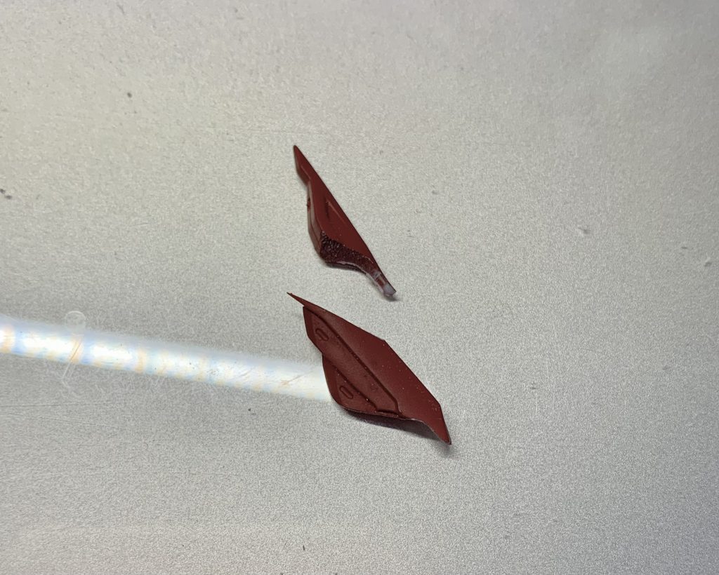 ブレードアンテナはコンバージのサザビーのものを切って削って取り付けました