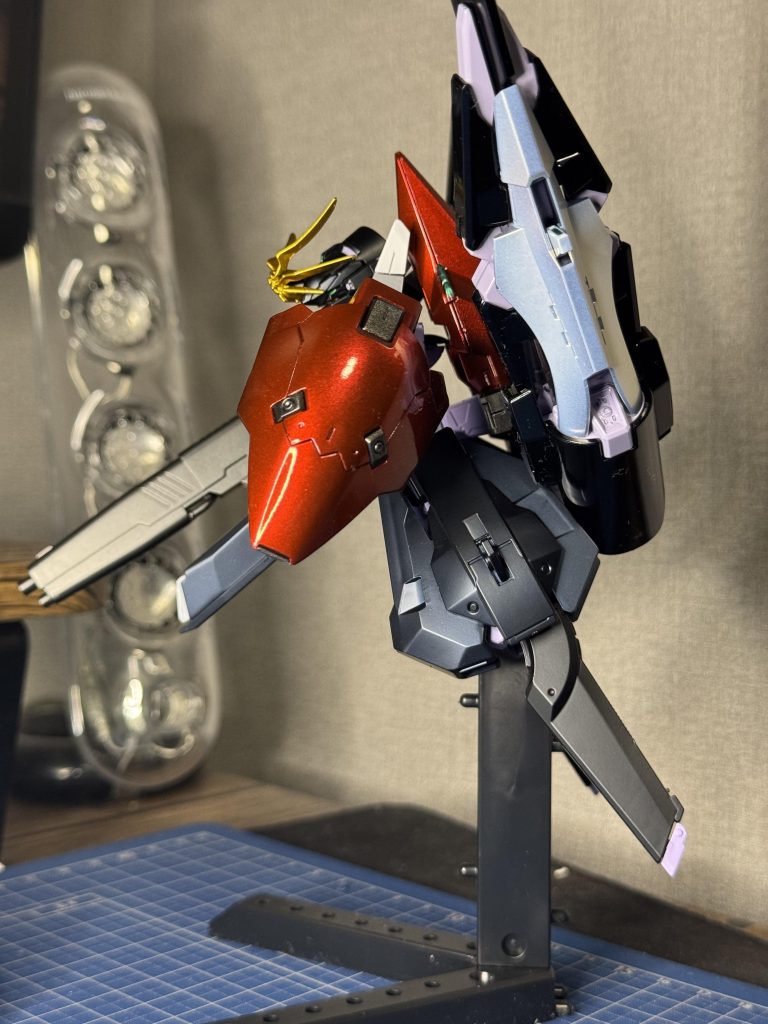 同様に腕部強化パーツもクリアルージュのキャンディ塗装です背中のコンポジットシールドはメインカラーは本体と同じですがこちらは光沢仕上げキハールⅡを光沢で仕上げたので互いに流用できるようにしましたホワイト部分はスターブライトシルバーにクリアホワイトを軽く吹いてますこの色味が好き