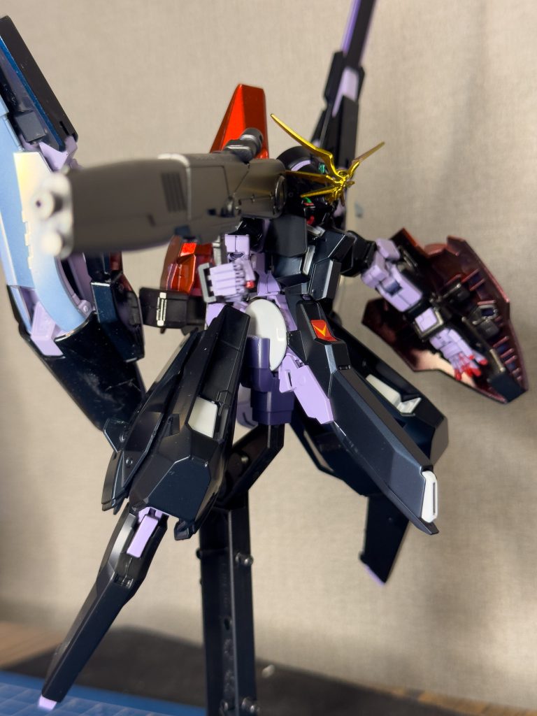 射撃ポーズ他のTR-6と違ってまともなサイズの武器がついてるのが嬉しい武器はスターブライトアイアンにクリアブラックを重ねて半光沢仕上げ