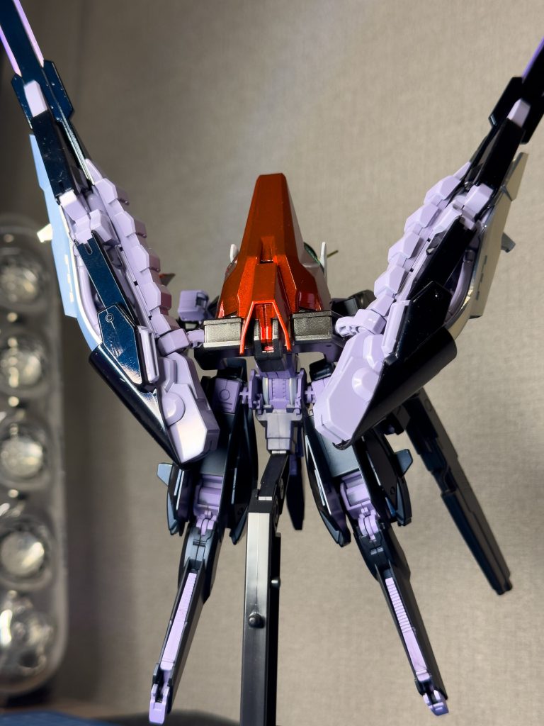 背面はこんな感じTR-6特有のまんまるバックパックの代わりに取り付けられているブーストポットはクリアルージュのキャンディ塗装で赤くしてみました公式だとレジオンのヘイズルⅡは(多分)資料がないのですが、キハールⅡやアクアハンブラビⅡを見る限り「TR-6にくっつける追加パーツの類は赤いのかな?」と思ったので本体色とは別にしてます 独自解釈