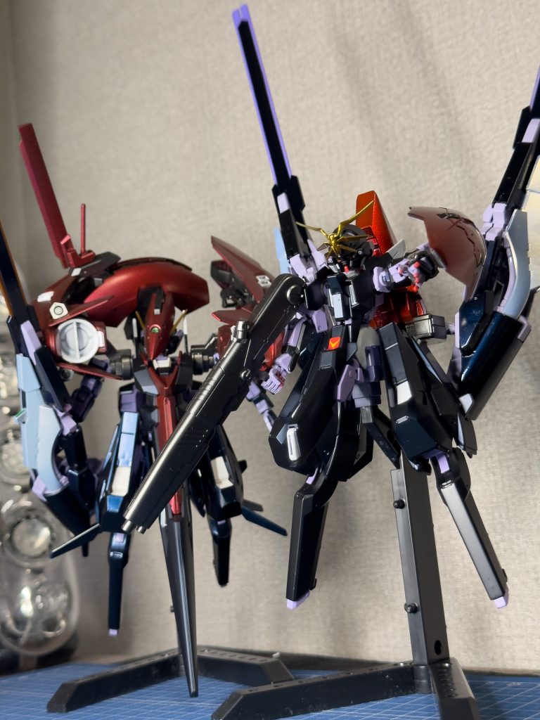 キハールⅡとのツーショットサイコブレードついてるTR-6の方が上司だそうで、そんな感じのイメージですさらに上司(というか総裁)であるハイゼンスレイⅡもレジオン仕様で使ってますが、デカすぎて3体は画角に入らないので割愛ハイゼンスレイⅡはまた今度単体でアップロードします