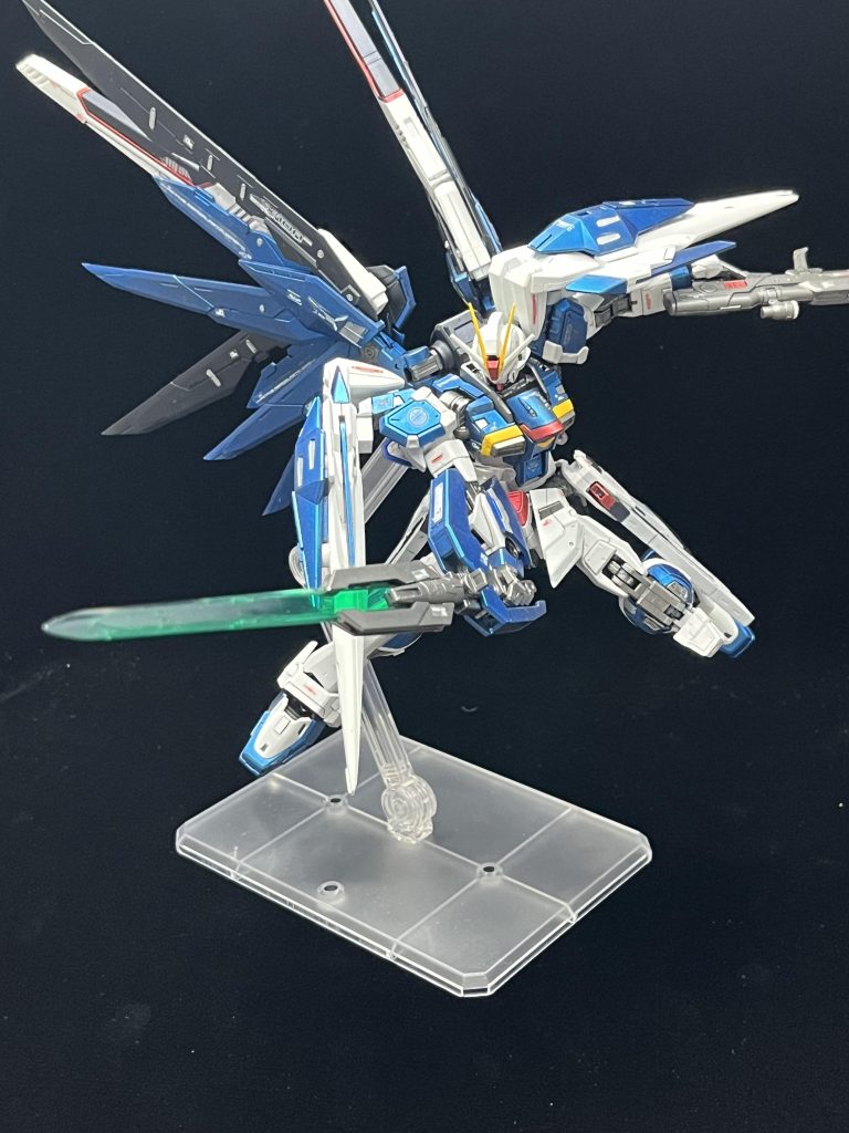 リベリオンインパルス、運命を切り拓く!シンにはやはり大きな剣を持たせてあげたいのでGNソードVを持てるようミキシングしました。大満足の仕上がりです。 最近RGにハマっていますがクオリティがすごいです!関節ゆるゆるの部分をうまく避けてミキシングすると死角なしのかっこいい機体ができるので今後もうまく使っていきたいと思います。もっと腕を磨かなくては!! 最後までご覧いただきありがとうございました。