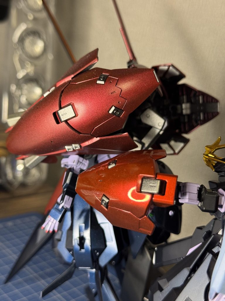 以前作ったキハールⅡのシールドとの比較キハールⅡの方はベルベットレッドの上にクリアルージュで塗っており、元がつや消し塗料という事でかなり濃いメタリックヘイズルⅡはテッカテカです