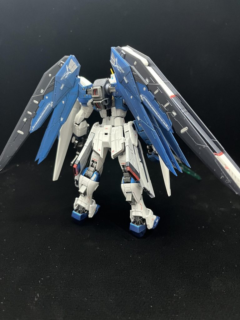 RGのフリーダムは関節ゆるゆるでなかなかの問題児ですがバックパックとレールガンは緩くないのでしっかりしています。羽の先端を尖らせてシャープ化しています。