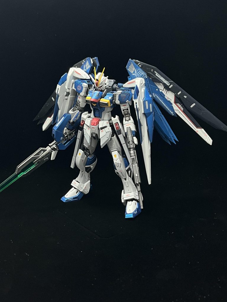 バックパックと腰のレールガンをフリーダムに、残りはインパルスです。何番煎じかわからないようなミキシングですがオリジナリティとしてクアンタとダブルオーもミキシングしています。インパルスは盾の印象も強いのですがダブルオーの肩を着けると待たせづらかったので泣く泣く諦めました。 カラーリングはライジングフリーダムとフォースインパルスを足して2で割ったようなカラーリングにしました。