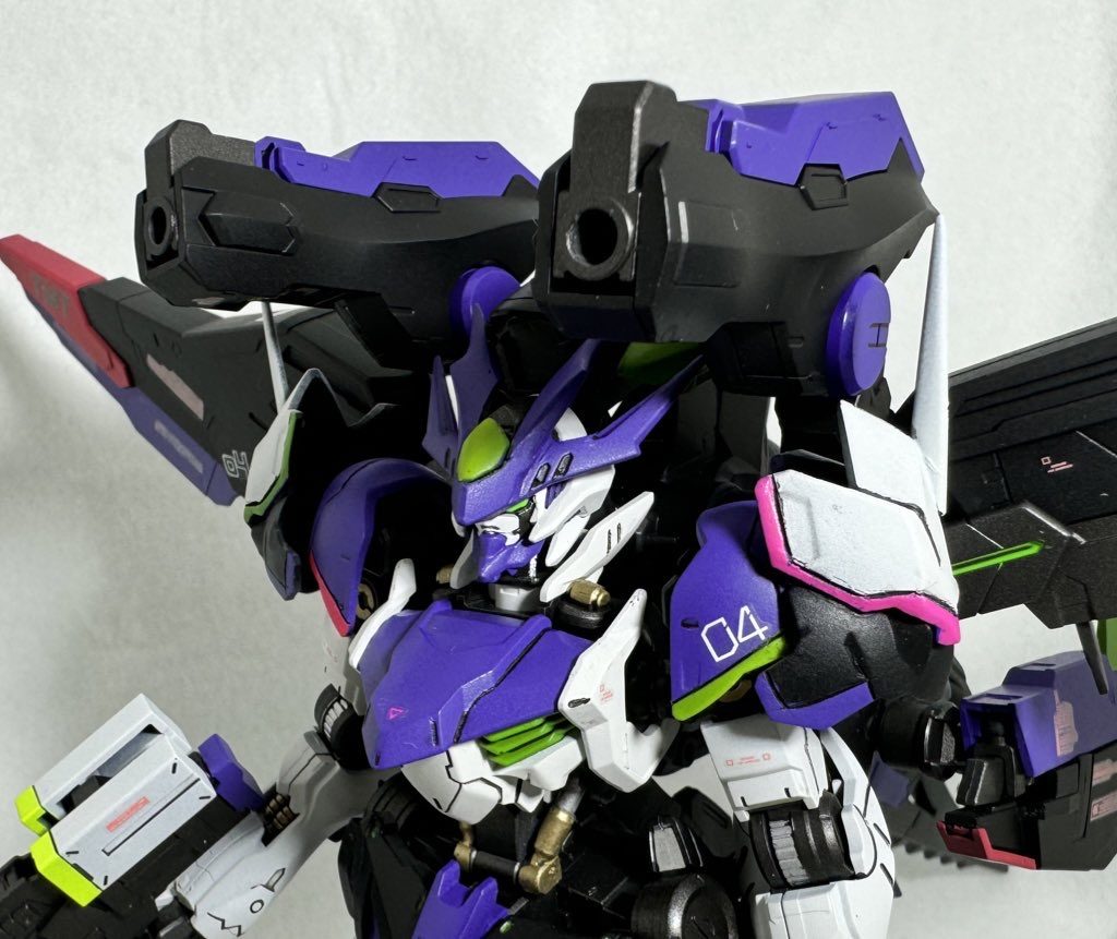 2連レールキャノン背部に搭載しているレールキャノン。ライメイのデータを基に小型化、腕部パーツに組み込まれている。バレルが反転すると隠し腕として使用もできる。上部にサブアームも搭載している。