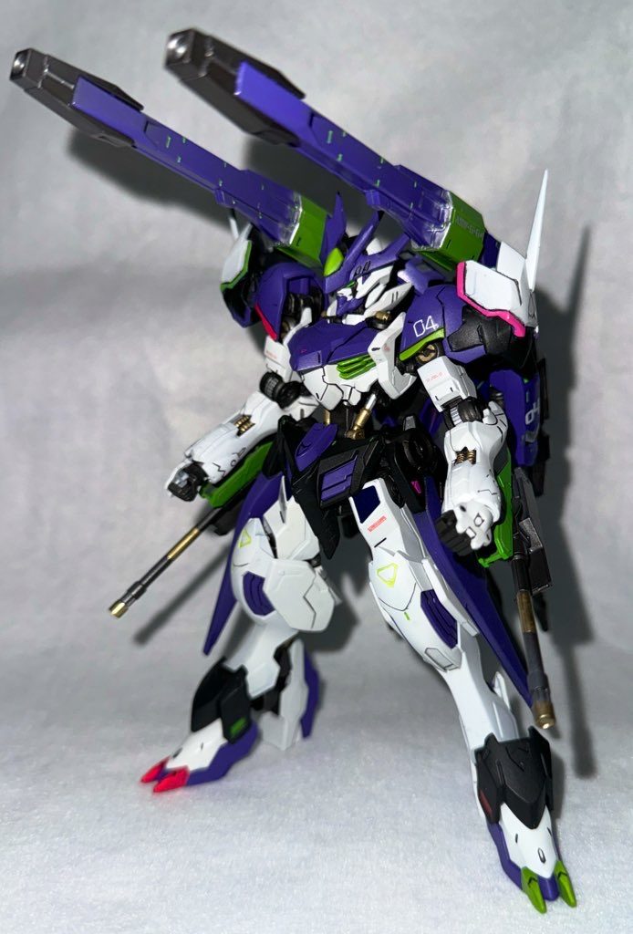 対ガンダムフレーム、MAの装備で主な武装は背部に二門あるレールガン、同じく背部から腰部に展開して使用できるアサルトライフル、両腕部に装備された200mm砲基本的には手を塞がずに使用できる武装で統括されており両手で別の武器を装備することもできる