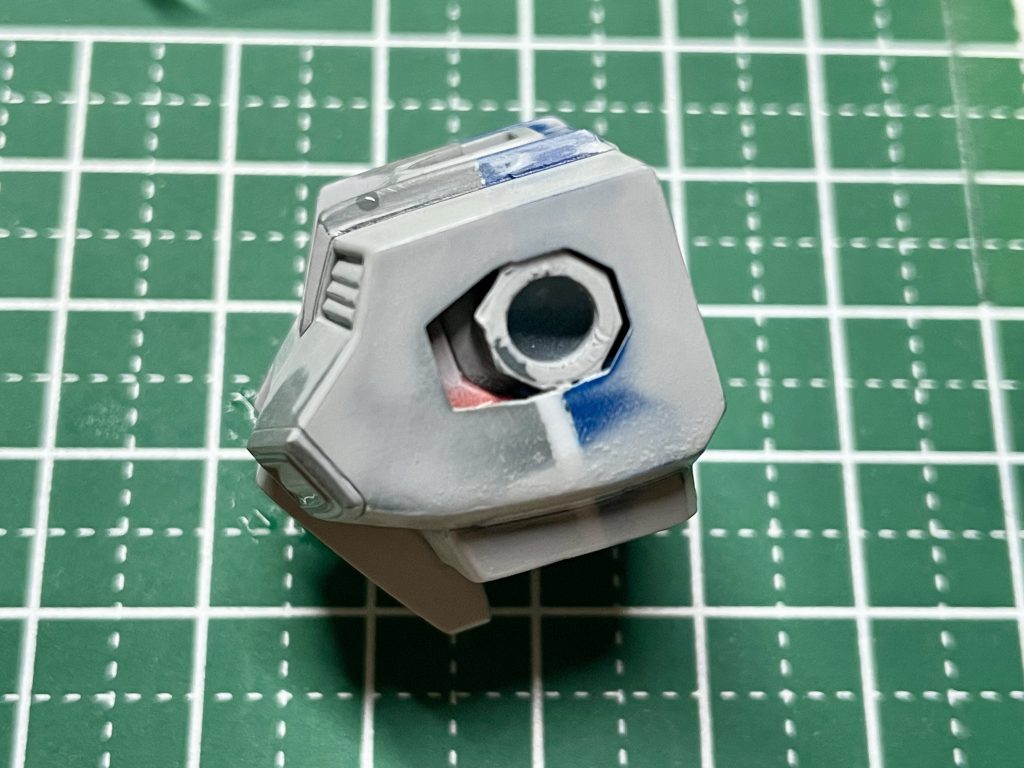 砂IIとのミキシングで唯一、面倒っちゃ面倒なのがこの胸部ブロックです。前側が寒ジム、背側がスナイパーIIです。プラ板挟んで接着してパテ盛りして帳尻合わせ。ポリキャップ周りはスナイパーII、胸部ダクト等は寒ジムのものを切った貼ったして使ってます。