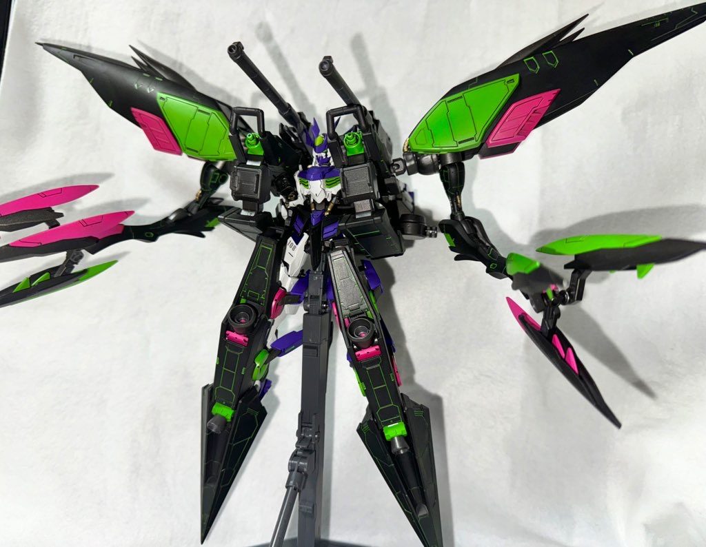 ブリガンディモード通称『M.G.F(モビル.ギガ.フォートレス)形態』トワイライトブースターAntaresが変形してバルバトスルプスFACTをコアに合体して完成する姿ナノラミネートアーマーによるビーム兵器の無効化と対弾性に優れた装甲、さらに追加ブースターによる長距離移動、大型アームを駆使した近距離攻撃に優れるが、的が非常に大きいので集中攻撃を受けやすいのと小回りが効かないためエースパイロット級の敵に1on1での近距離MS戦闘を挑まれた場合対処が追いつかない欠点がある。