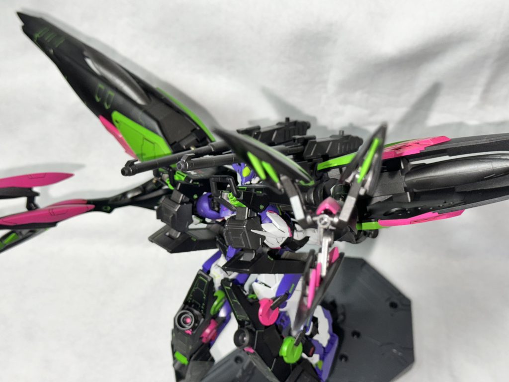 大型クロー両腕の装備兼マニピュレーターとして使用する右腕は大型のパイルバンカーを装備しており、左腕はパイルバンカーではなく高出力ビームを放つことができるように改造された(ビームの連射は威力を下げる事で可能になる)