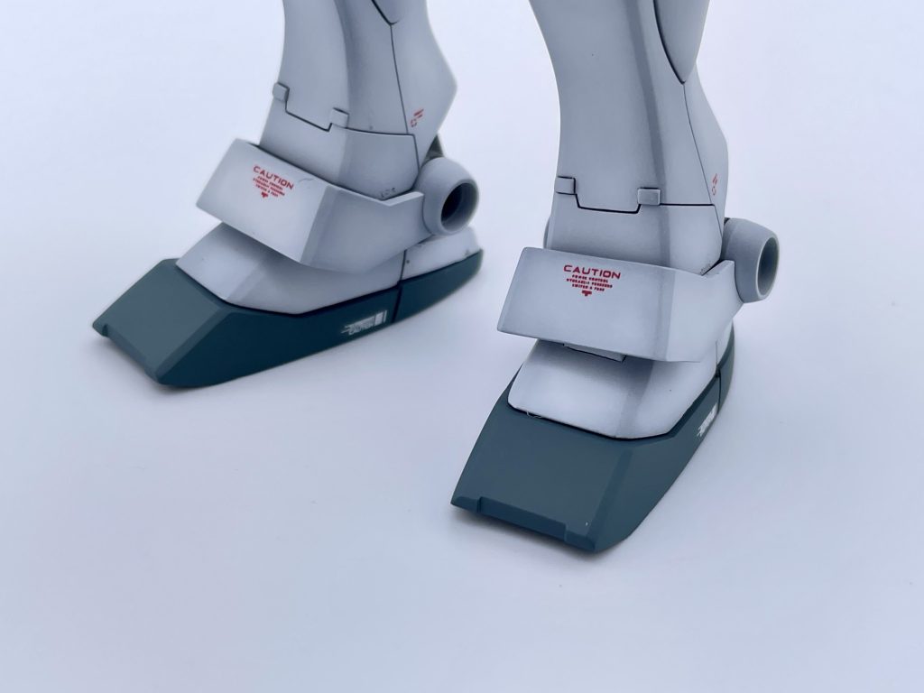 足の側面を削って少し小足化しました素は水かきというかカッパっぽいです。78系の古いキットにいい足があった記憶がありますがもう入手しづらいはず