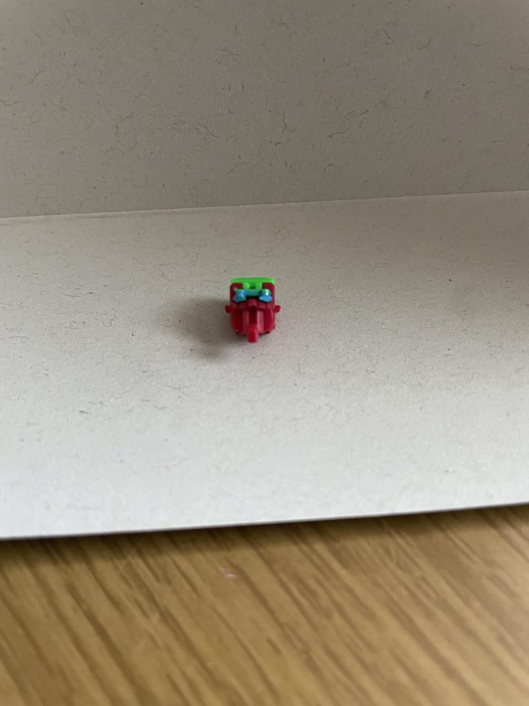 制作工程というより、何をしたかを少し説明すると、ツインアイを缶スプレーのスカイブルーで塗装しています。個人的に、ルージュはカガリというより初期設定?のフレイの感じが色からも感じ取れるので、フレイが乗ってるルージュをイメージして制作しました。