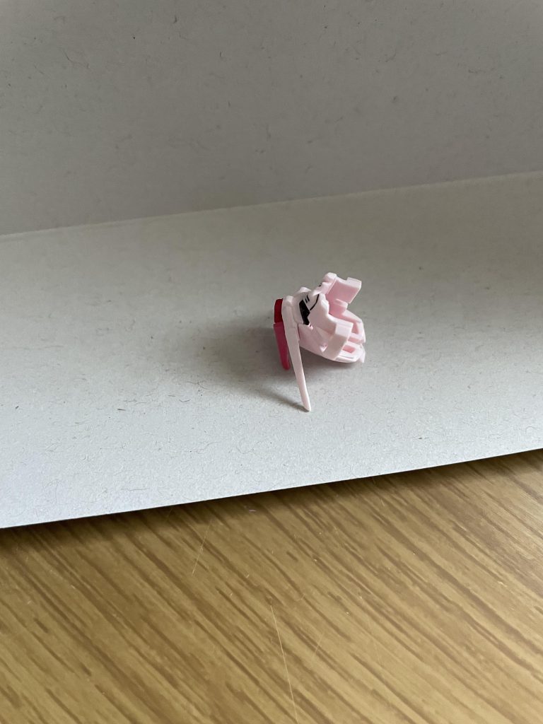 EGのツインアイ付近は、影を作ることで黒を表現しているという精密っぷりですが、下から覗くと普通の装甲色が見えてしまうのでスミ入れペンで黒く塗り潰しました。 他にも、本体の一部にもスミ入れペンで黒く塗った箇所があります。 あとは、簡単にアンテナのシャープ化を行いました。