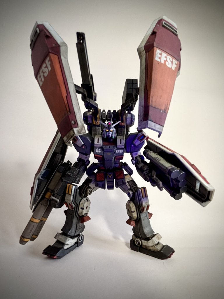 シールデカールは、全て剥がして市販のガンダムデカールやら手元にあるものを貼りなおしました。左太もものオレンジラインは、1/72ダグラムについていたデカールを貼りました。色味が気に入っています。