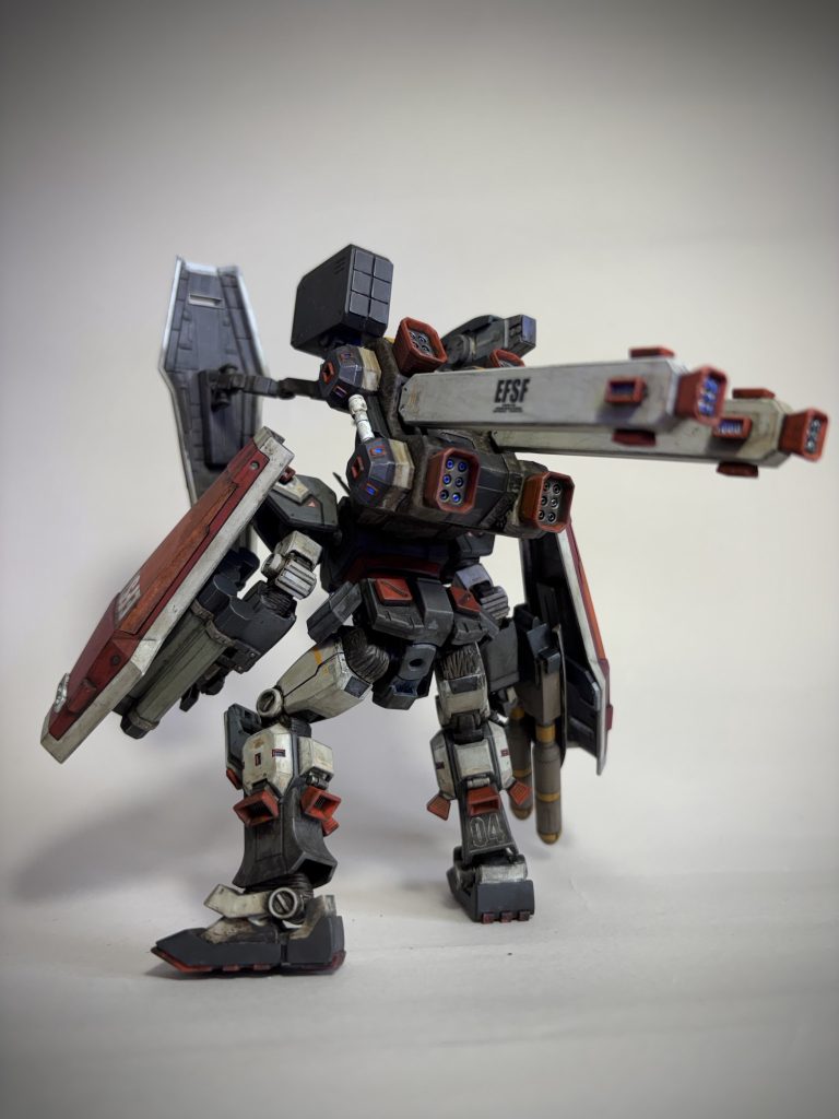 丸いバーニアにはいつものつぶし玉を仕込んでいます。武器に関してはいつもの暗めな色味をやめて、アースカラー系でまとめてみました。